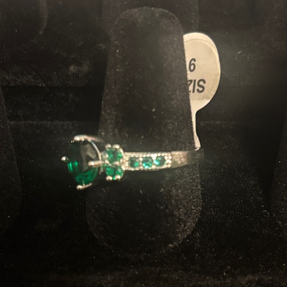 Elegant Green Gemstone Ring - Picture 2 of 4